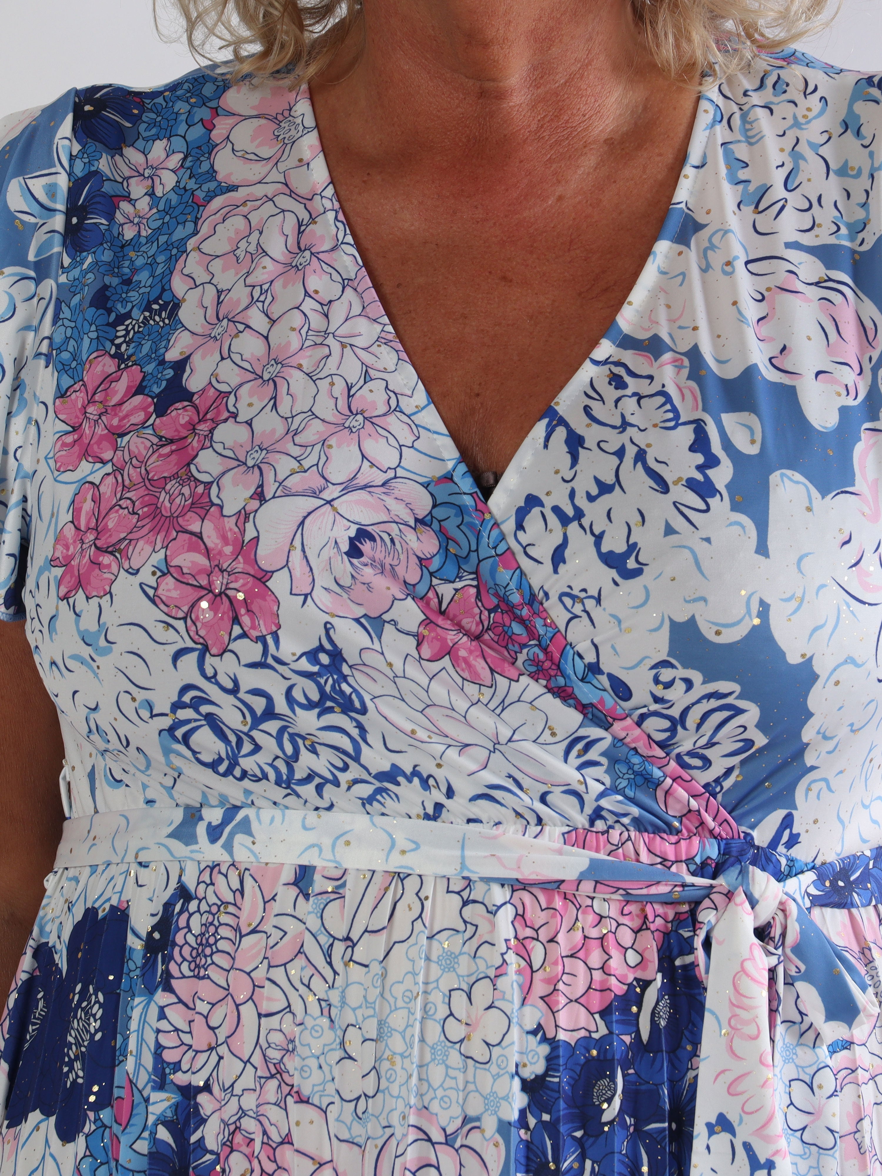 Silvija Flower Short - Elastisk plus size mønstret kjole med plisseret skørt og guld støv